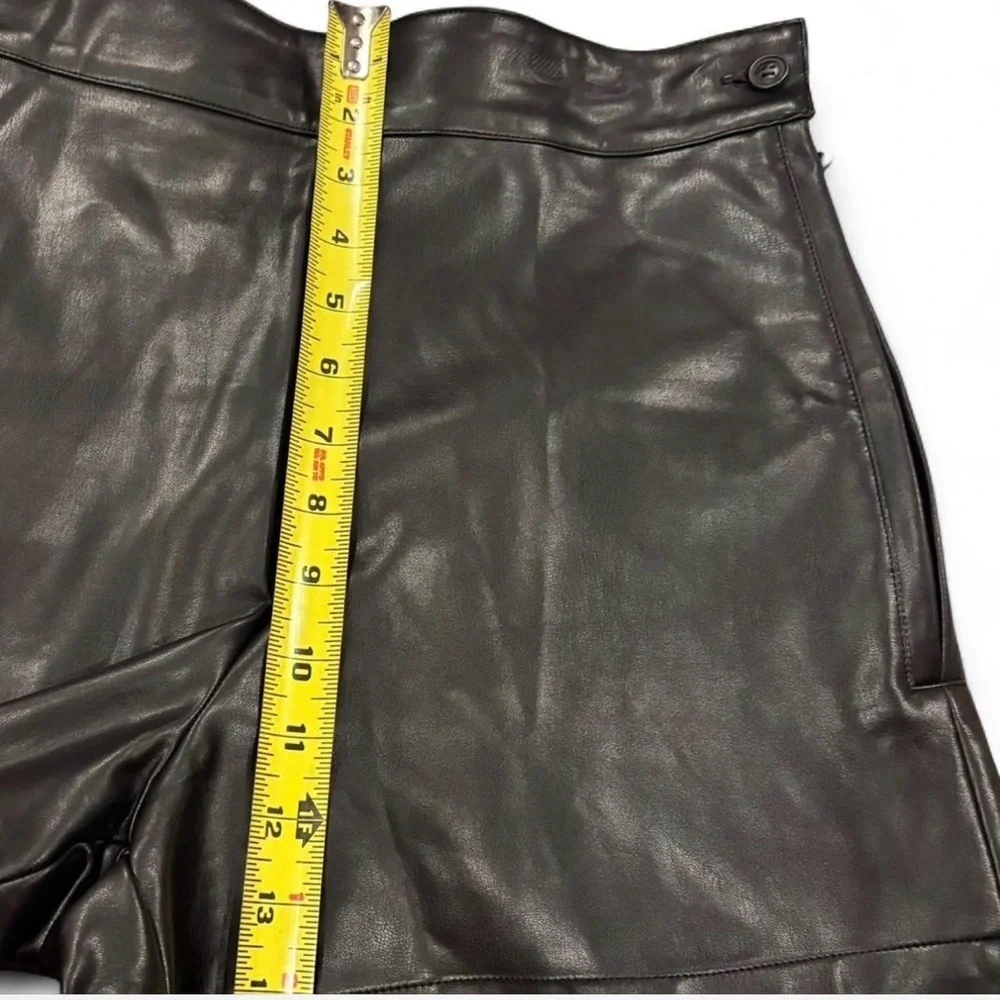 Everbellus Black Faux Leather High Waisted Structured Shorts Size Medium
